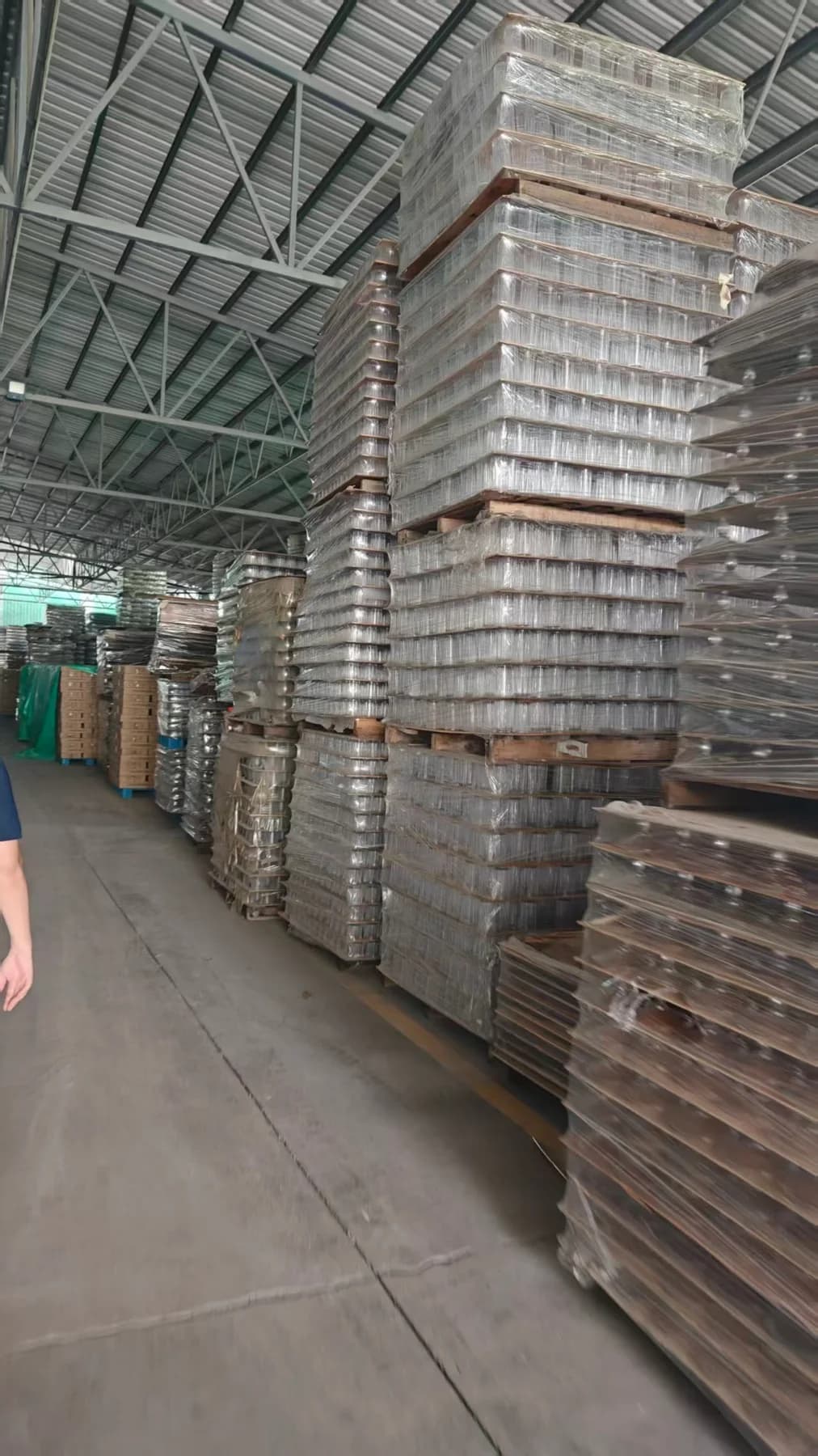 Glassware stacked in separated layers and wrapped for warehouse handling.